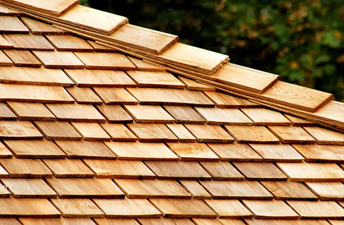 roof built with cedar shakes